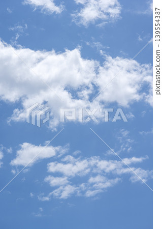 初夏的天空,藍天,晴空,五月景象 初夏的天空,藍天,晴空,五月景象 139554387