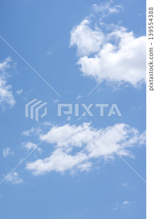 初夏的天空,藍天,晴空,五月景象 初夏的天空,藍天,晴空,五月景象 139554388