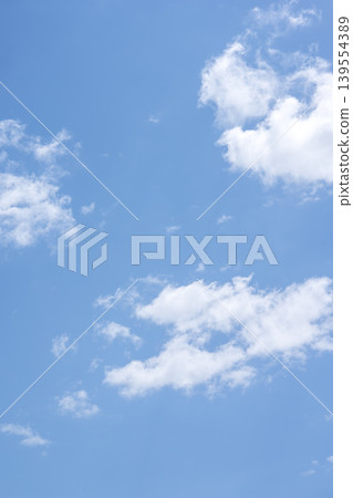 初夏的天空,藍天,晴空,五月景象 初夏的天空,藍天,晴空,五月景象 139554389