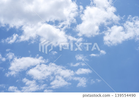 初夏的天空,藍天,晴空,五月景象 初夏的天空,藍天,晴空,五月景象 139554490