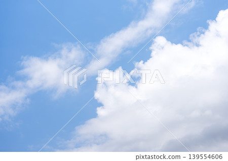 初夏的天空,藍天,晴空,五月景象 初夏的天空,藍天,晴空,五月景象 139554606