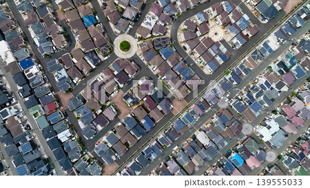從正上方拍攝的住宅區和道路的無人機空拍畫面。 139555033