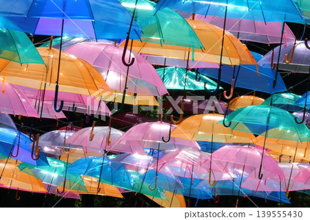 很多五顏六色的雨傘 很多五顏六色的雨傘 139555430