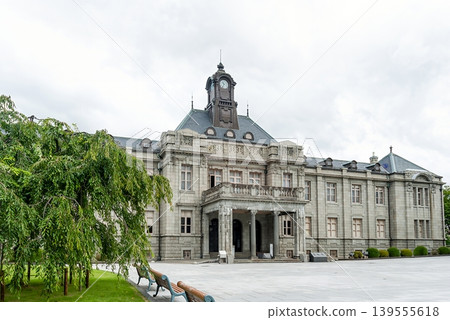 文昭館(原山形縣政府大樓)的鐘樓是建築物正面和廣場的標誌性特徵(山形縣山形市)。 文昭館(原山形縣政府大樓)的鐘樓是建築物正面和廣場的標誌性特徵(山形縣山形市)。 139555618