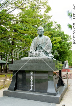 上杉與山莊嚴的坐像和上杉神社的清新綠植(山形縣米澤市) 上杉與山莊嚴的坐像和上杉神社的清新綠植(山形縣米澤市) 139555625