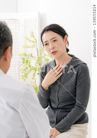 女性，健康狀況不佳，更年期症狀，面對面 139555814