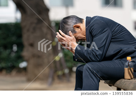 沮喪的商人 139555836