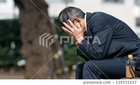 沮喪的商人 139555837