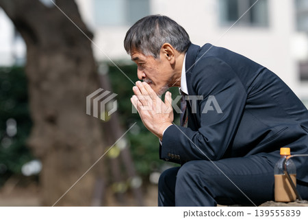 沮喪的商人 139555839