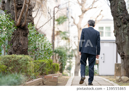 從背後拍攝的一位正在行走的商人。 139555865
