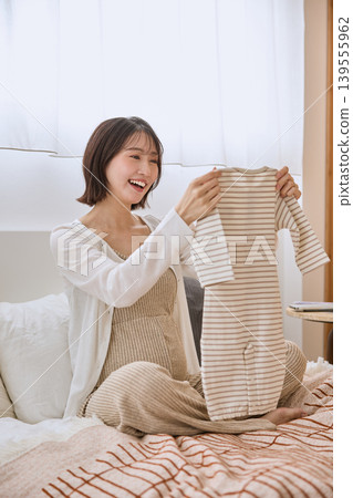 A young woman hurts her back lifting heavy objects. A young woman hurts her back lifting heavy objects. 139555962