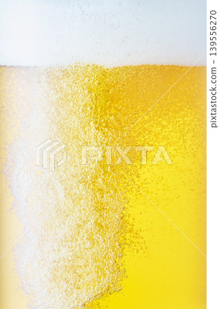 生啤酒倒入玻璃杯中，特寫 139556270