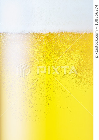 生啤酒倒入玻璃杯中,特寫 生啤酒倒入玻璃杯中,特寫 139556274