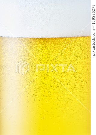 生啤酒倒入玻璃杯中,特寫 生啤酒倒入玻璃杯中,特寫 139556275