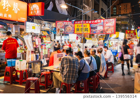 台北饒河街夜市*部分柔焦 台北饒河街夜市*部分柔焦 139556314