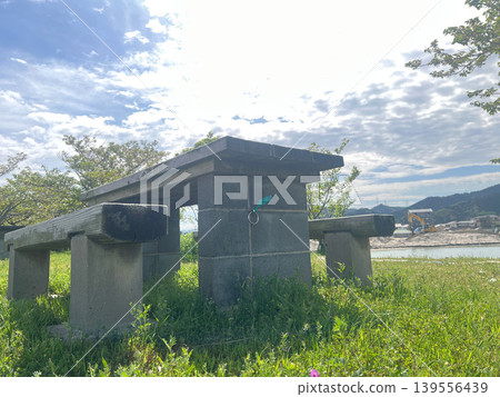 海邊和天空旁的公園長椅 139556439