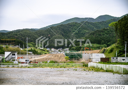 山區正在大規模施工,建造一條新隧道。 山區正在大規模施工,建造一條新隧道。 139556572