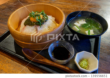 Sea bream rice bowl topped with fresh sashimi - Japanese-style seafood dish Sea bream rice bowl topped with fresh sashimi - Japanese-style seafood dish 139556651