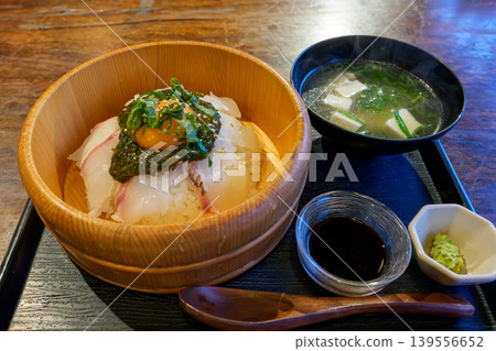 Sea bream rice bowl topped with fresh sashimi - Japanese-style seafood dish 139556652