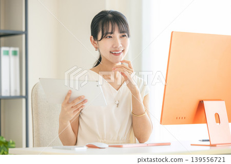 操作片劑的一個少婦 139556721