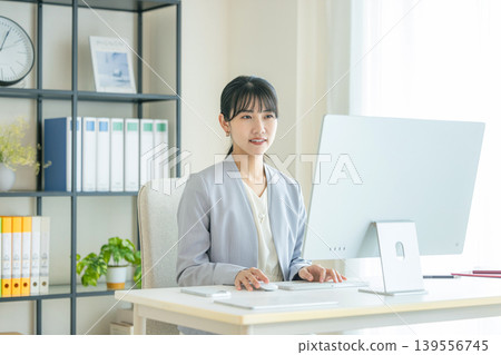 前往個人電腦的女商人 139556745