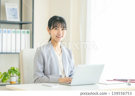 工作與微笑的女商人 139556753