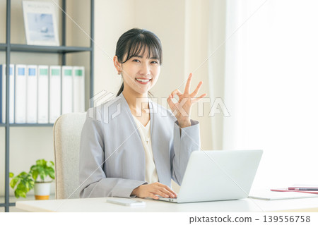Business woman who works with a smile 139556758