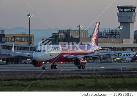黃昏時分的仙台機場,飛機滑行,宮城縣名取市 黃昏時分的仙台機場,飛機滑行,宮城縣名取市 139556833
