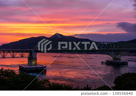 從周防大島眺望,日落時分的大島大橋和本州島景色壯麗。 從周防大島眺望,日落時分的大島大橋和本州島景色壯麗。 139556840
