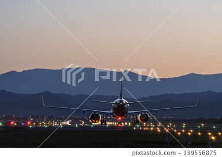 黃昏時分的仙台機場,飛機起飛,宮城縣名取市 黃昏時分的仙台機場,飛機起飛,宮城縣名取市 139556875