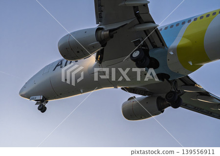 黃昏時分的仙台機場,飛機降落,宮城縣名取市 黃昏時分的仙台機場,飛機降落,宮城縣名取市 139556911