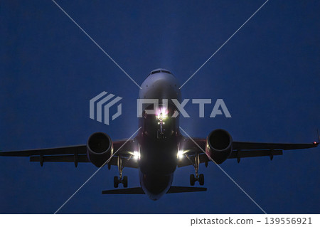 黃昏時分的仙台機場,飛機降落,宮城縣名取市 黃昏時分的仙台機場,飛機降落,宮城縣名取市 139556921