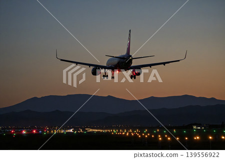黃昏時分的仙台機場,飛機降落,宮城縣名取市 黃昏時分的仙台機場,飛機降落,宮城縣名取市 139556922