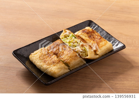 烤炸豆腐包裹雞肉末和捲心菜。 烤炸豆腐包裹雞肉末和捲心菜。 139556931