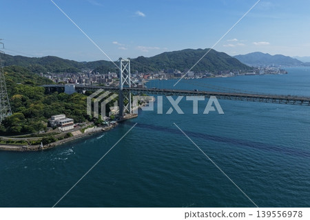 從對角線角度拍攝的空拍照片,顯示了關門海峽和關門大橋(下關/門司港)。 從對角線角度拍攝的空拍照片,顯示了關門海峽和關門大橋(下關/門司港)。 139556978