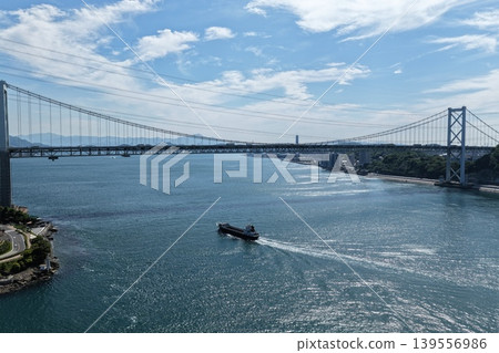 從斜角拍攝的空拍照片，顯示了關門海峽和關門大橋。 139556986