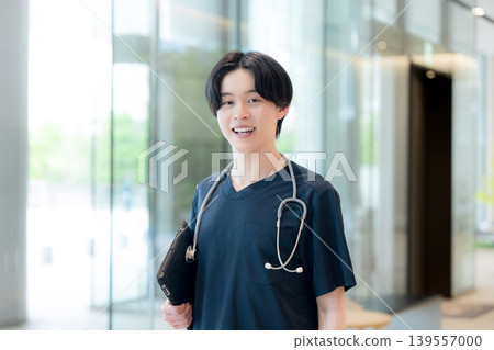 一張能喚起安全感和信任感的醫療圖片,就像大學醫院,窗戶乾淨,醫護人員(醫生和護士)面帶微笑。 一張能喚起安全感和信任感的醫療圖片,就像大學醫院,窗戶乾淨,醫護人員(醫生和護士)面帶微笑。 139557000