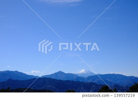 Mount Fuji in winter as seen from Mount Takao Mount Fuji in winter as seen from Mount Takao 139557219
