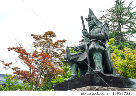 A statue of Uesugi Kenshin and trees beginning to change color (Uesugi Shrine, Yonezawa City, Yamagata Prefecture) A statue of Uesugi Kenshin and trees beginning to change color (Uesugi Shrine, Yonezawa City, Yamagata Prefecture) 139557325