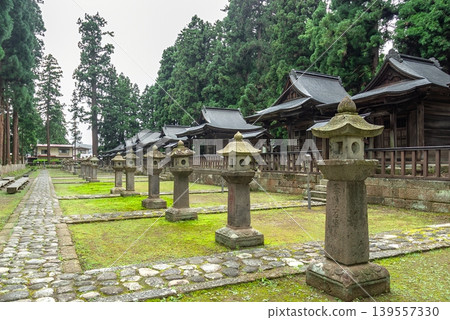 上杉家族陵墓的雪松樹叢中排列著石燈籠,以及歷代封建領主的陵墓(山形縣米澤市) 上杉家族陵墓的雪松樹叢中排列著石燈籠,以及歷代封建領主的陵墓(山形縣米澤市) 139557330