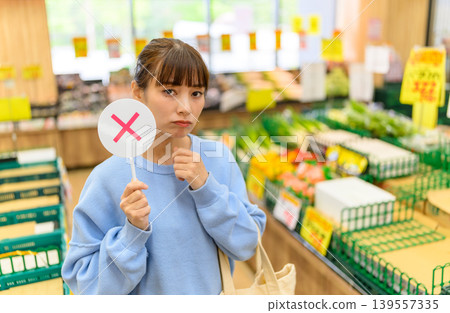 超市裡一位身上有「X」標記的女士 139557335