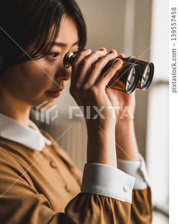 用雙筒望遠鏡看遠方的女人 139557458