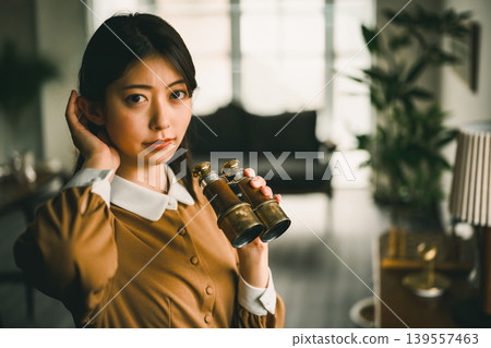 一位手持望遠鏡的女子肖像 139557463