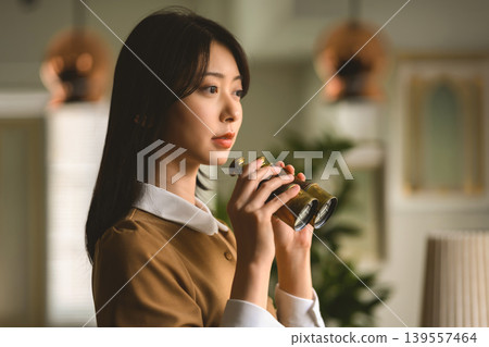 手持望遠鏡的女子側影 139557464
