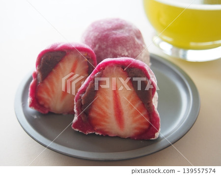 Strawberry Daifuku Strawberry Daifuku 139557574