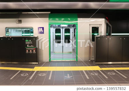 中央線地鐵列車抵達夢島站。 中央線地鐵列車抵達夢島站。 139557832