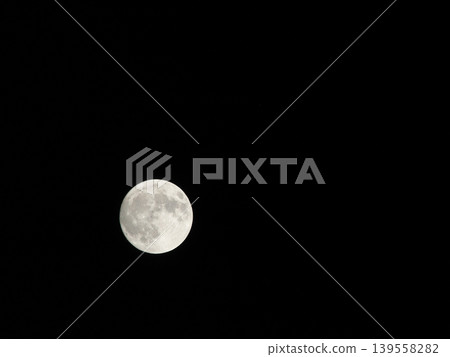 漂浮在夜空的滿月 漂浮在夜空的滿月 139558282