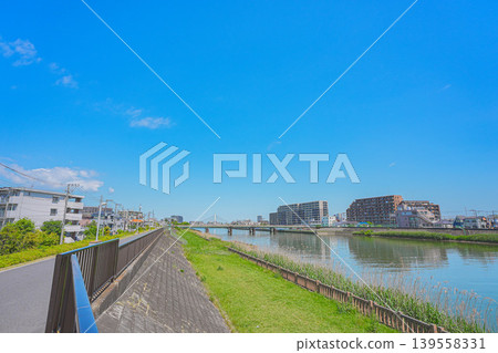 新中川初夏景色,四周綠意盎然。 新中川初夏景色,四周綠意盎然。 139558331