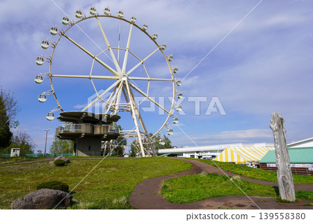 The Ferris wheel and abandoned observation deck at Miyama Pass (Kamifurano Town, Hokkaido) 139558380