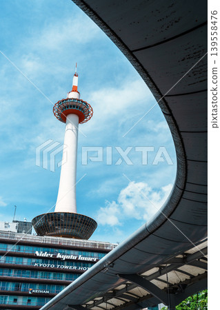 京都塔,背景是美麗的藍天。 京都塔,背景是美麗的藍天。 139558476